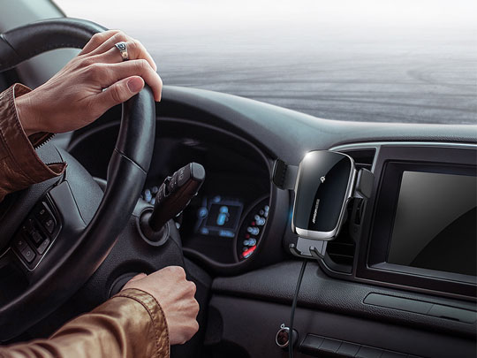 Uchwyt samochodowy z ładowarką indukcyjną QI JR-ZS219 na kratkę 15W