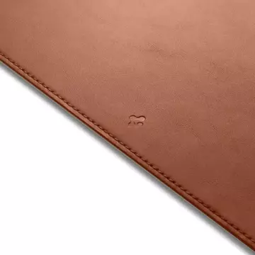 Spigen LD302 Schreibtischunterlage für braunen Schreibtisch