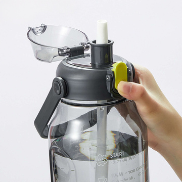 Flasche, Trinkflasche mit Strohhalm, 1,5l, motivierend, mit Erinnerung, mit motivierender Maßnahme, mit Griff, schwarze Waschbürste