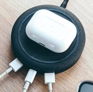Mophie Universal Wireless Charging Hub – Ladegerät für vier Geräte, kabelloses Laden mit 10 W, zusätzliche 3 Anschlüsse – USB A 12 W, USB A 18 W, USB C 20 W (schwarz)
