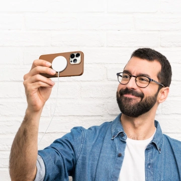 Dux Ducis Grit Ledertasche für iPhone 14 Pro Max Elegante Kunstlederhülle (MagSafe-kompatibel) Braun