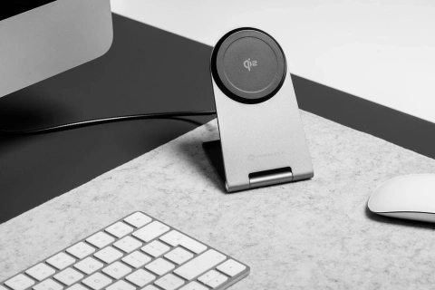 Flip Charge Qi2 MagSafe 15W USB-C Induktives Ladegerät aus Aluminium