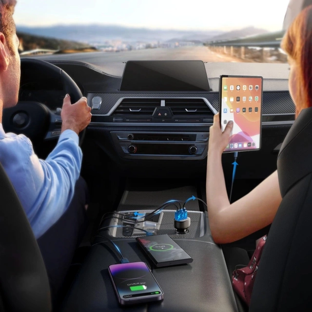 Ładowarka samochodowa Joyroom JR-CCD03 3× USB-A 17 W z wyświetlaczem – czarna